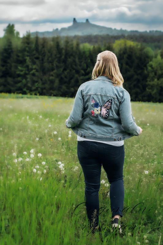 Džínová bunda - světle modrá s výšivkou - motýl